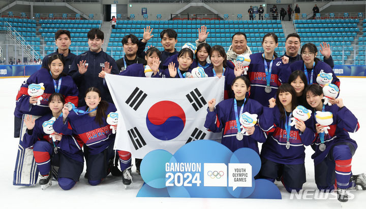 韓国初、アイスホッケーのメダルを獲得したユース代表チーム-Chosun