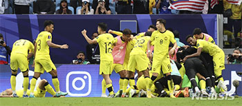 ▲25日、グループステージE組第3戦の韓国対マレーシア戦後半、同点ゴールを決めて喜ぶマレーシアのモラールズ。