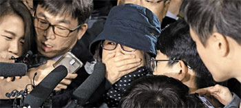 ▲国政介入事件の発端となった崔順実（チェ・スンシル、改名後は崔ソウォン）氏が2016年10月、ソウル中央地検に出頭する様子／オ・ジョンチャン記者