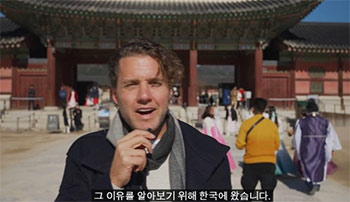 ▲米国の著名な作家でインフルエンサーのマーク・マンソンは「韓国のうつ病」について調べるため韓国を訪問した。／ユーチューブ