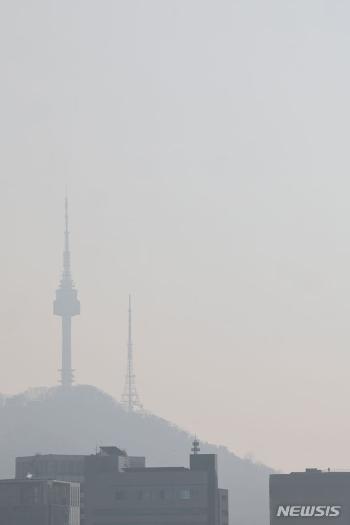 PM2.5注意報、白くかすんだ南山タワー