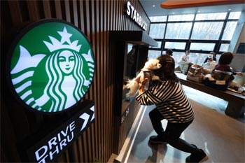 ▲1月5日、京畿道九里市のスターバックス九里葛梅DT店で、犬とその飼い主が楽しいひとときを過ごしている様子。／ニュース1