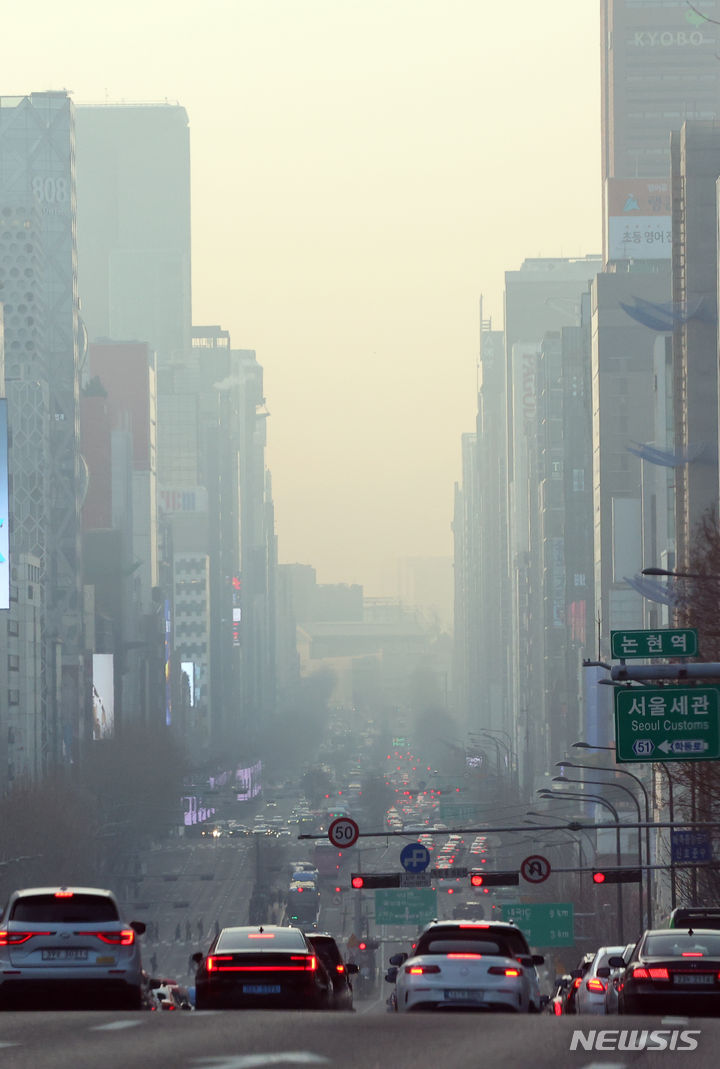PM2.5濃度「高」　かすむ江南のビル街　／ソウル