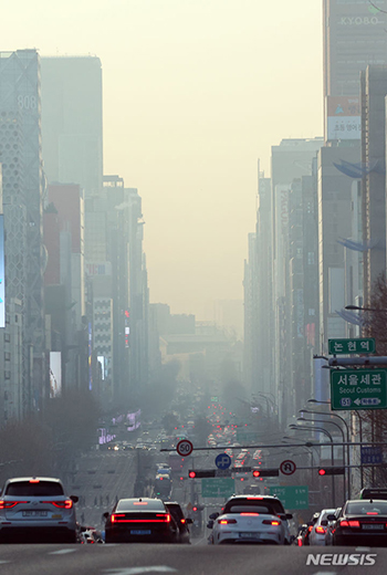 PM2.5濃度「高」　かすむ江南のビル街　／ソウル