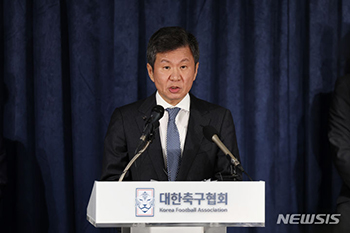 サッカー韓国代表チームを巡る問題でブリーフィングを行う鄭夢奎会長Chosun online 朝鮮日報