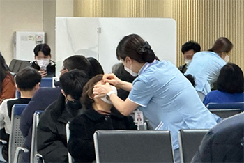 ▲23日、ソウル市銅雀区のポラメ病院で、女性患者の目に目薬をさす看護師。写真＝コ・ウンホ記者