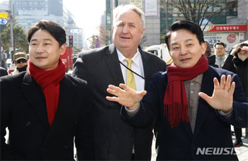 「飯がまずくなる」「客寄せパンダ」　仁川市桂陽のカルビ店で厳しい洗礼を浴びる元喜竜・李天秀　韓国総選挙