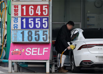 ▲写真は3日、ソウル市内のガソリンスタンドに表示されていたガソリン・軽油価格。写真＝news 1