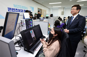 ▲MZドリーマーズ・コンテンツ分科の現場となっているストーリーコンテンツ制作会社「作家カンパニー」（ソウル市麻浦区）を訪れてウェブトゥーンの作業現場を視察する朴普均（パク・ボギュン）文化体育観光部長官（当時）。23年4月18日撮影。