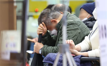 ▲今なお続く医療空白の対策として韓国軍の医官や公衆保険医も医療現場に投入されている。写真はソウル市内のある病院で順番待ちをする患者。3月12日撮影。／聯合ニュース