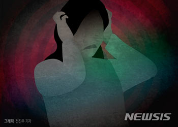 香港のビーチで嫌がるビキニ女性の肩に手を回して写真撮影…中国人男性観光客らに批判殺到