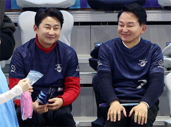 ▲仁川桂陽乙選挙区の「国民の力」候補、元喜竜・元国土交通相（写真右）と李天秀後援会長が3月6日午後、仁川桂陽体育館で開かれたDodram Vリーグ・プロバスケ男子第6ラウンドの大韓航空対ウリカードの試合を観戦している。／ニュース1
