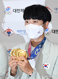 ▲東京五輪で3冠を達成した安山選手。／NEWSIS