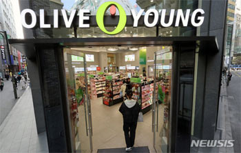 紙袋を両手にニッコリ…ド軍選手夫人たちも行く「Kビューティーの聖地」