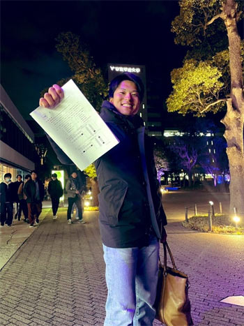 ▲日本のプロ野球新球団「くふうハヤテベンチャーズ静岡」の竹内奎人投手（25）が2月3－4日に行われた医師国家試験に合格していたことが分かった。写真は試験を終え会場前で笑顔を見せる竹内奎人投手（25）。／X（旧ツイッター）