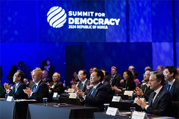 ▲第3回民主主義サミット閣僚会合が18日にソウル市中区の新羅ホテルで開催された。写真は出席者と共に拍手する尹錫悦（ユン・ソンニョル）大統領。／韓国大統領室提供