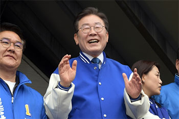 ▲忠清南道唐津市の唐津市場で遊説する韓国野党・共に民主党の李在明（イ・ジェミョン）代表。22日午後撮影。／聯合ニュース