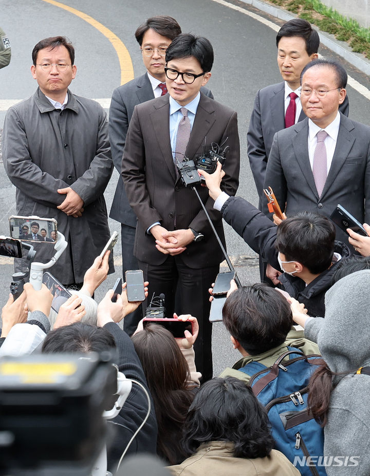 韓東勲非常対策委員長、朴槿恵元大統領宅を訪問