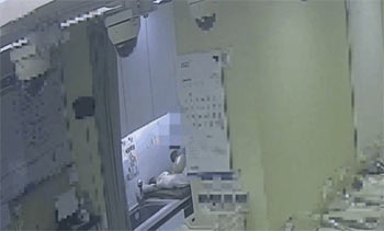 ▲2022年、平沢市内の産後ケア施設で発生した赤ちゃん落下事故の監視カメラ映像。／ネイバーのコミュニティーサイト