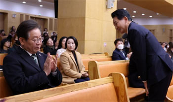 ▲李在明・共に民主党代表が31日午前、仁川・カナン教会で開かれた復活祭の礼拝で、元喜竜・国民の力候補の紹介に拍手を送っているところ。／ニュース1