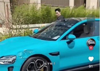 ▲縁石にぶつかった中国シャオミ「SU7」。／抖音より