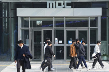 韓国公共放送局MBC、共に民主・金俊ヒョク候補の妄言報道に「国民の力」ロゴを表示　韓国総選挙