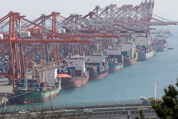 ▲釜山港神仙台埠頭のコンテナ荷役作業。先月、韓国の輸出は3月に前年同月比で6カ月連続増加し、10カ月連続で貿易黒字を記録した／ニュース1