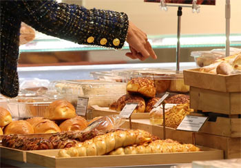 ▲昨年10月13日午後、ソウル市内の大型スーパーに並べられたベーカリーのパン。写真＝news 1