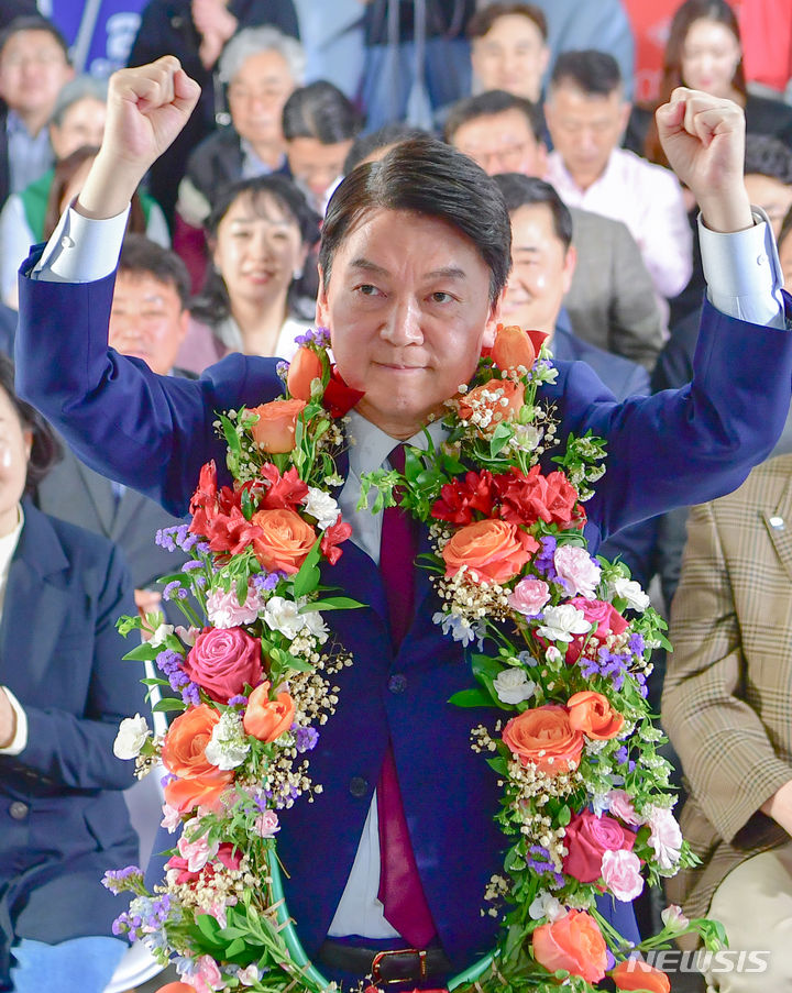 当選を喜ぶ安哲秀氏