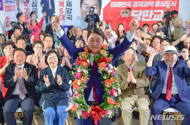 当選を喜ぶ安哲秀氏