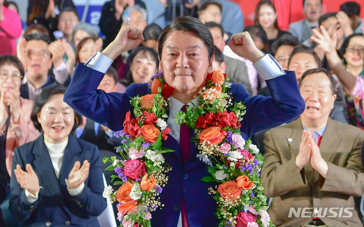 当選を喜ぶ安哲秀氏