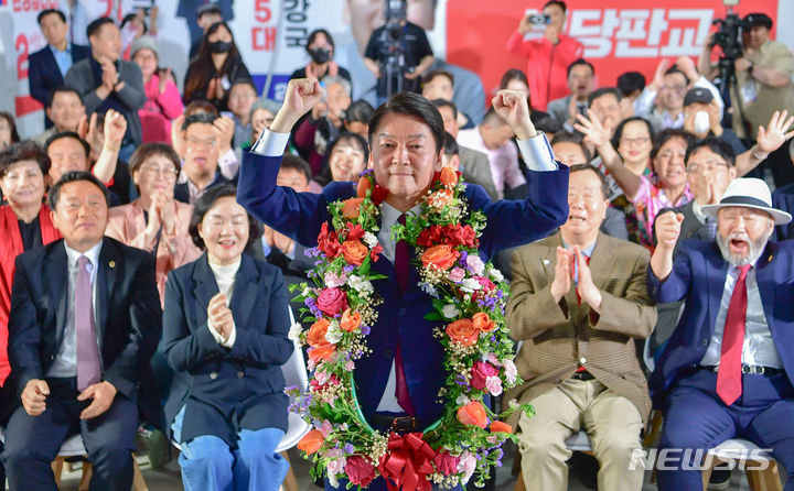 当選を喜ぶ安哲秀氏