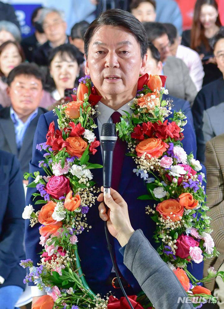 当選を喜ぶ安哲秀氏