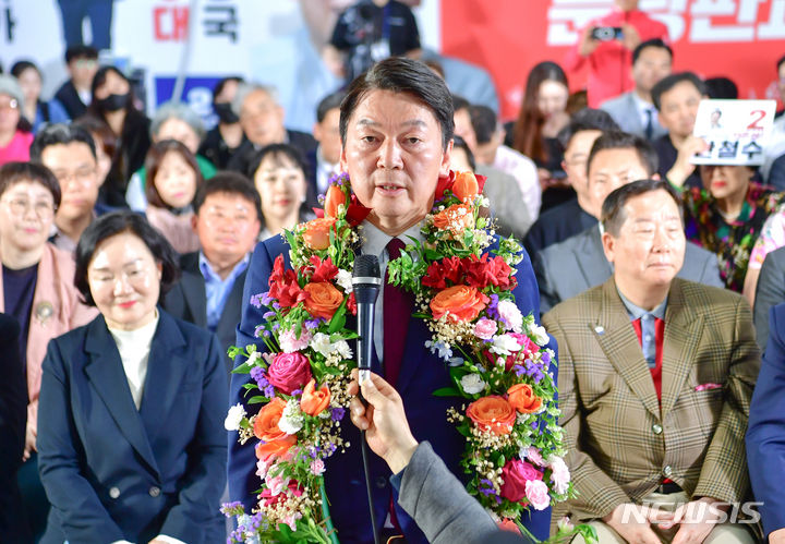 当選を喜ぶ安哲秀氏