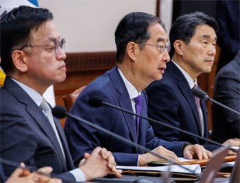 ▲ソウル市鍾路区の政府ソウル庁舎で開催された国務会議で発言する韓悳洙（ハン・ドクス）首相。11日午前撮影。聯合ニュース