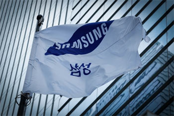 ▲サムスン電子（ソウル市瑞草区）の社屋に翻る社旗／ニュース1