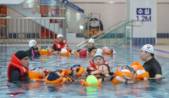 水に入らないの？ 韓国の小学校で義務化された「生存水泳」授業が有名無実化