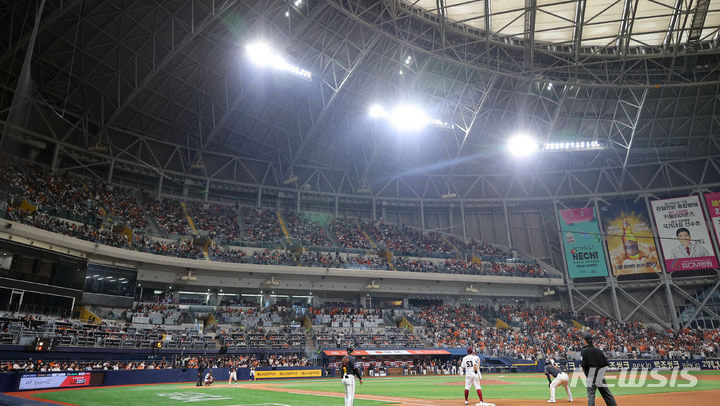 韓国プロ野球観戦中の女性アイドル、ファウルボールが直撃して失神