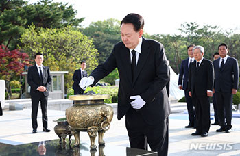 「国立4・19民主墓地」を訪れた尹錫悦大統領　／ソウル