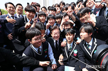 生徒たちと記念撮影する李在明・共に民主党代表