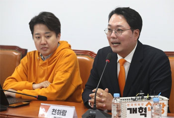 ▲韓国総選挙で比例当選した改革新党のチョン・ハラム総括選挙対策委員長（写真右）。／ニュース1