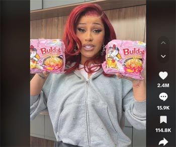 ▲「カルボブルダック炒め麺」を食べる動画を公開した米国の人気ラッパー、カーディ・B。写真＝カーディ・BのTikTokより