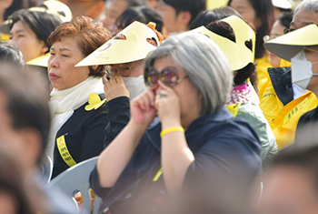 【写真】京畿道安山市で16日午後に開かれた「セウォル号惨事10周忌記憶式」で出席者が悲しみに沈んでいる／聯合ニュース