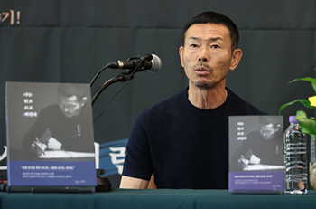 ▲サッカー韓国代表のソン・フンミン選手の父親でSONサッカーアカデミー監督のソン・ウンジョン氏。ソン・ウンジョン氏は17日午前、ソウル市中区のフランチェスコ教育会館で開催された本人のインタビュー集『私は読んで書いて捨てる』の出版会見に出席した。／聯合ニュース