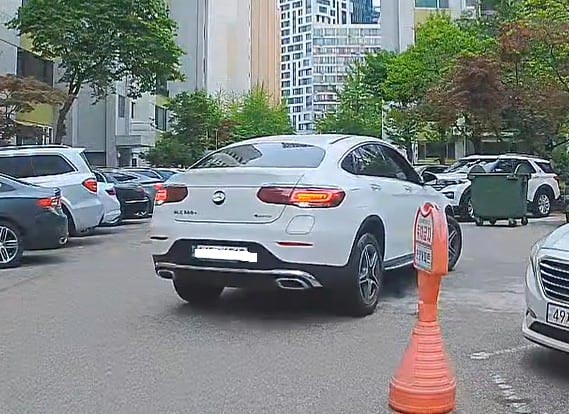 二重駐車の車を移動させるはずが…70代のマンション管理人、駐車場内で12台絡む衝突事故　／ソウル
