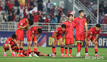 ▲25日（現地時間）、カタール・ドーハのアブドゥラ・ビン・ハリファ・スタジアムで2024アジアサッカー連盟（AFC）23歳以下（U-23）アジアカップ準々決勝・韓国対インドネシア戦が行われた。写真はPK戦に10－11で負け、五輪進出を逃して悔しがる韓国代表選手たち。