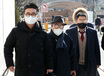 ▲（左から）「ソウルの声」のイ・ミョンス記者、ペク・ウンジョン代表、ヤン・テジョン弁護士／ニュース1