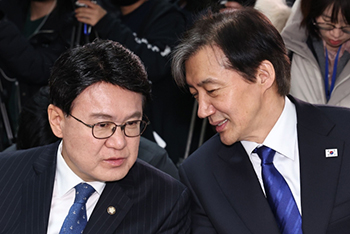 ▲祖国革新党の曺国（チョ・グク）代表（右）と黄雲夏（ファン・ウンハ）議員。3月8日撮影。／ニュース1