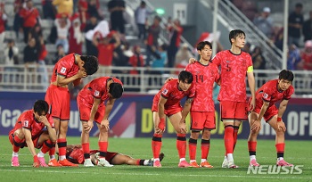 ▲PK戦に10－11で負けて五輪出場の道を断たれ、肩を落とす韓国代表選手たち　／NEWSIS 