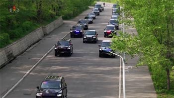 ▲北朝鮮の金正恩（キム・ジョンウン）総書記が乗るロシア製高級車「アウルス」リムジン。トヨタの新型ランドクルーザーとみられる警護車両に守られ大学に向かっている。／朝鮮中央通信、聯合ニュース